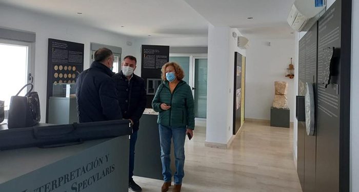 La colaboración entre el Gobierno regional y el Ayuntamiento de Osa de la Vega permite la apertura del centro de interpretación de la mina de lapis specularis de ´La condenada´