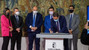 La Diputación de Cuenca y la Junta firman un convenio para ofrecer comidas a las personas que reciben ayuda a domicilio