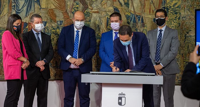 La Diputación de Cuenca y la Junta firman un convenio para ofrecer comidas a las personas que reciben ayuda a domicilio