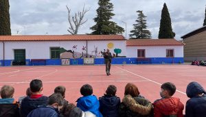 La Federación de Caza lleva a los colegios de CLM la actividad “Volando por la naturaleza”