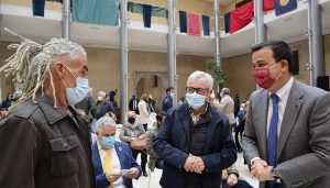 La Junta arropa al sector apícola por el que cada vez se interesan más jóvenes para emprender su proyecto de futuro