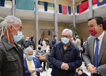 La Junta arropa al sector apícola por el que cada vez se interesan más jóvenes para emprender su proyecto de futuro