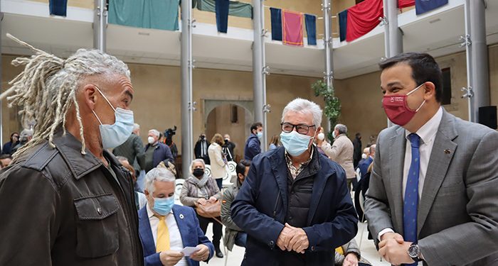 La Junta arropa al sector apícola por el que cada vez se interesan más jóvenes para emprender su proyecto de futuro