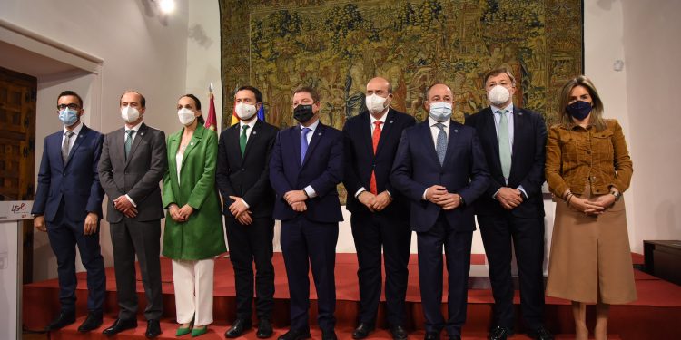 La Junta y las cinco capitales firman un acuerdo pionero a nivel europeo que movilizará 2,2 millones de euros a favor de los bosques de la región 1 La Junta y las cinco capitales firman un acuerdo pionero a nivel europeo que movilizará 2,2 millones de euros a favor de los bosques de la región