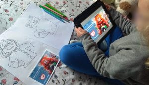 Los niños ingresados en el Hospital de Guadalajara y los atendidos en su domicilio disfrutan este viernes de la película de Disney RED