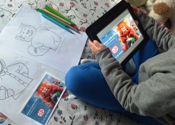 Los niños ingresados en el Hospital de Guadalajara y los atendidos en su domicilio disfrutan este viernes del estreno de la película de Disney RED
