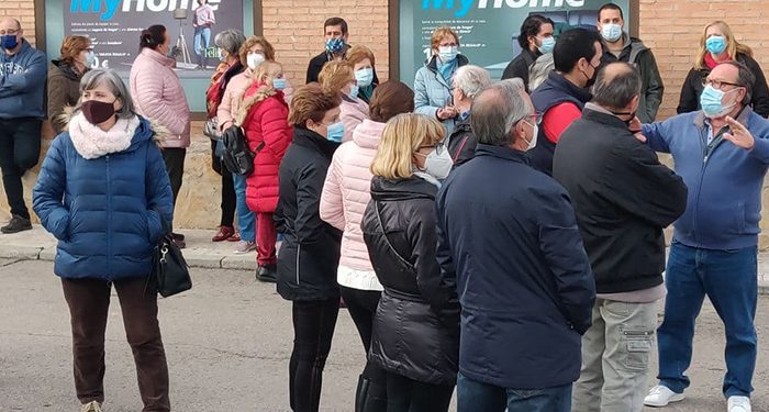 Los vecinos de Fontanar reclaman a Caixa que revierta el cierre parcial y vuelva a abrir la oficina todos los días 1 Los vecinos de Fontanar reclaman a Caixa que revierta el cierre parcial y vuelva a abrir la oficina todos los días