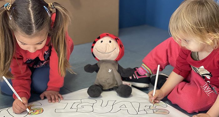 Más de 650 estudiantes y 18 docentes de Cuenca dibujan en las aulas “el camino que nos hace iguales” 1 Más de 650 estudiantes y 18 docentes de Cuenca dibujan en las aulas “el camino que nos hace iguales”