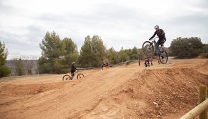 Más de un centenar de ciclistas inauguran el nuevo ‘bike park’ de Zona Zentro en Trillo