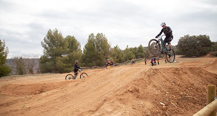 Más de un centenar de ciclistas inauguran el nuevo ‘bike park’ de Zona Zentro en Trillo