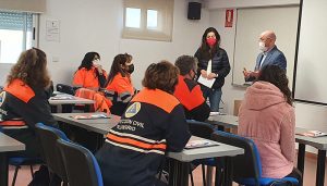 Personal voluntario de Protección Civil se forma en la atención a personas dependientes en el ámbito institucional