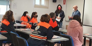 Personal voluntario de Protección Civil se forma en la atención a personas dependientes en el ámbito institucional