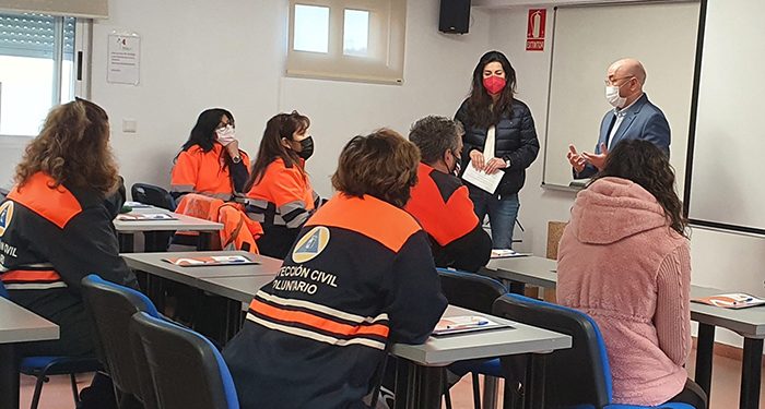 Personal voluntario de Protección Civil se forma en la atención a personas dependientes en el ámbito institucional