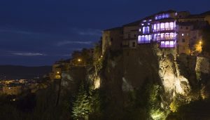 Las Casas Colgadas y la Torre de Mangana se iluminan de violeta con motivo del Día Internacional de las Mujeres 
