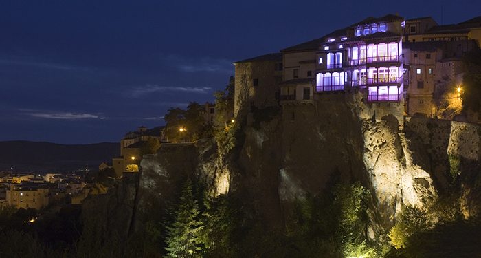 Las Casas Colgadas y la Torre de Mangana se iluminan de violeta con motivo del Día Internacional de las Mujeres