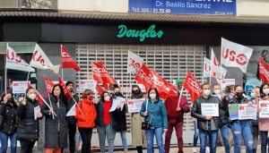 Seguimiento unánime en CLM de la huelga contra el ERE en Perfumerías Douglas