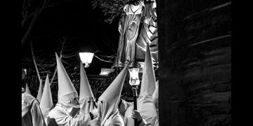Y lo besó, de David Saiz Olivares, obra ganadora del XXII Concurso Fotográfico de la Soledad del Puente