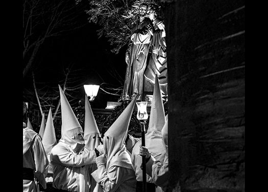 Y lo besó, de David Saiz Olivares, obra ganadora del XXII Concurso Fotográfico de la Soledad del Puente