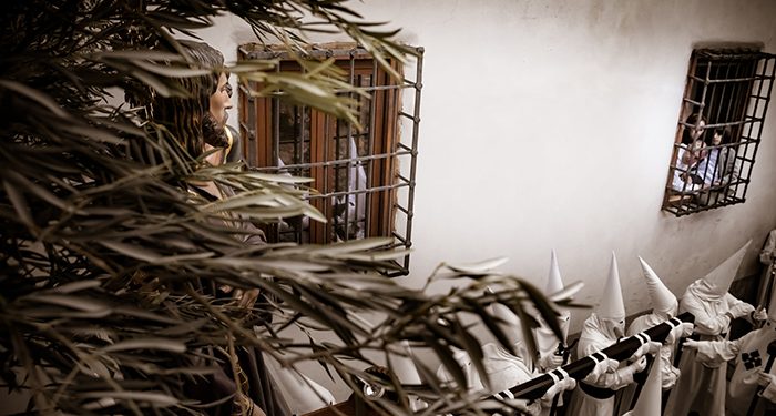 Y lo besó, de David Saiz Olivares, obra ganadora del XXII Concurso Fotográfico de la Soledad del Puente