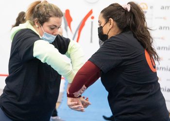 Trabajadoras de Amiab Cuenca se forman en la defensa personal a través de un taller que persigue además “crear vínculo”
