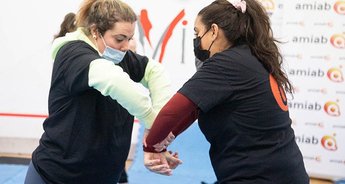 Trabajadoras de Amiab Cuenca se forman en la defensa personal a través de un taller que persigue además “crear vínculo”