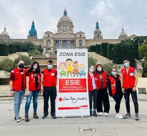 Tres voluntarios de Cruz Roja Cuenca refuerzan el “espacio de juego” habilitado en Cataluña para atender la llegada de niñas y niños ucranianos