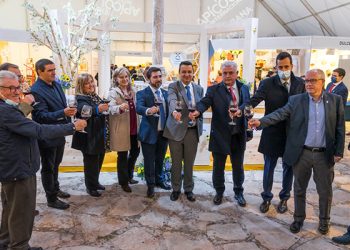 Vega destaca el valor económico de la apicultura durante la inauguración de la XLI Feria de Pastrana