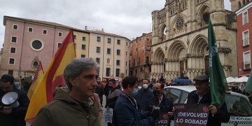 Vox y Solidaridad reúnen a numerosos trabajadores frente al ayuntamiento de Cuenca