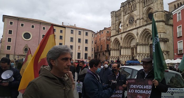 Vox y Solidaridad reúnen a numerosos trabajadores frente al ayuntamiento de Cuenca 1 Vox y Solidaridad reúnen a numerosos trabajadores frente al ayuntamiento de Cuenca
