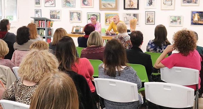 Alejandro Palomas abre en canal su escritura en su visita a Cabanillas