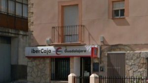 Asociaciones y ayuntamientos del Alto Tajo inician una campaña de firmas contra el cierre del cajero en Villanueva de Alcorón