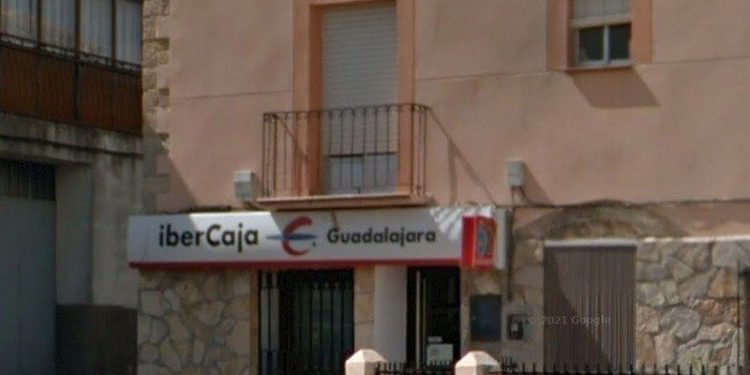 Asociaciones y ayuntamientos del Alto Tajo inician una campaña de firmas contra el cierre del cajero en Villanueva de Alcorón