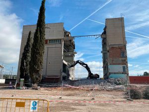 Comienza la demolición del último gran edificio de la central nuclear José Cabrera