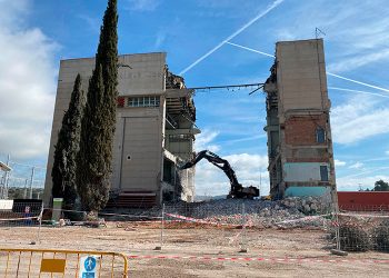 Comienza la demolición del último gran edificio de la central nuclear José Cabrera
