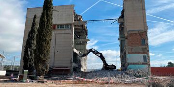 Comienza la demolición del último gran edificio de la central nuclear José Cabrera