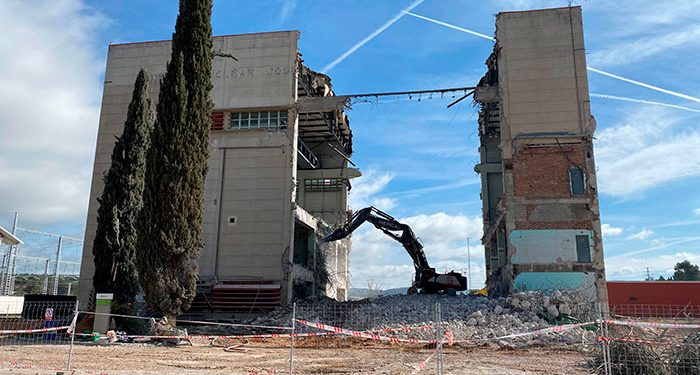 Comienza la demolición del último gran edificio de la central nuclear José Cabrera