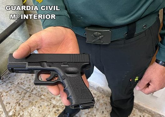 Conducía de forma temeraria por la A-2 y encima encañona con un arma simulada a la Guardia Civil: ha sido detenido 1 Conducía de forma temeraria por la A-2 y encima encañona con un arma simulada a la Guardia Civil ha sido detenido
