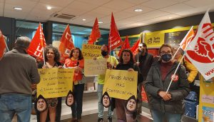 Delegados de CCOO y UGT se encierran en las oficinas de Correos de Guadalajara bajo el lema “Salvemos Correos”