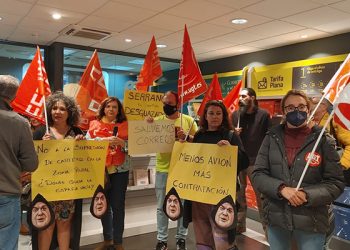 Delegados de CCOO y UGT se encierran en las oficinas de Correos de Guadalajara bajo el lema “Salvemos Correos”