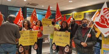 Delegados de CCOO y UGT se encierran en las oficinas de Correos de Guadalajara bajo el lema “Salvemos Correos”