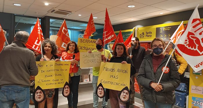 Delegados de CCOO y UGT se encierran en las oficinas de Correos de Guadalajara bajo el lema “Salvemos Correos” 1 Delegados de CCOO y UGT se encierran en las oficinas de Correos de Guadalajara bajo el lema “Salvemos Correos”
