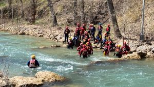 El Gobierno regional forma a 21 bomberos en técnicas de rescate en medio acuático para riadas e inundaciones