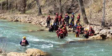 El Gobierno regional forma a 21 bomberos en técnicas de rescate en medio acuático para riadas e inundaciones