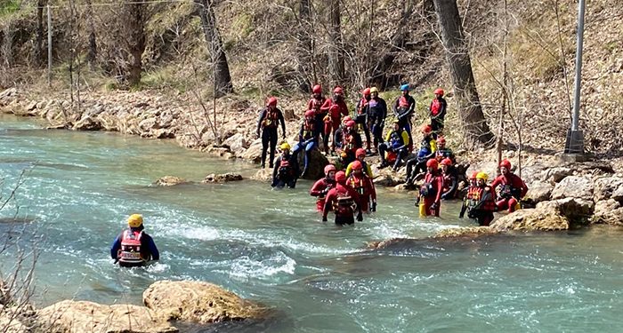 El Gobierno regional forma en Cuenca a 21 bomberos en técnicas de rescate en medio acuático para riadas e inundaciones 1 El Gobierno regional forma a 21 bomberos en técnicas de rescate en medio acuático para riadas e inundaciones
