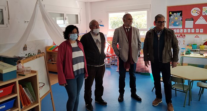 El Gobierno regional renueva ventanas del colegio de Fuentelencina