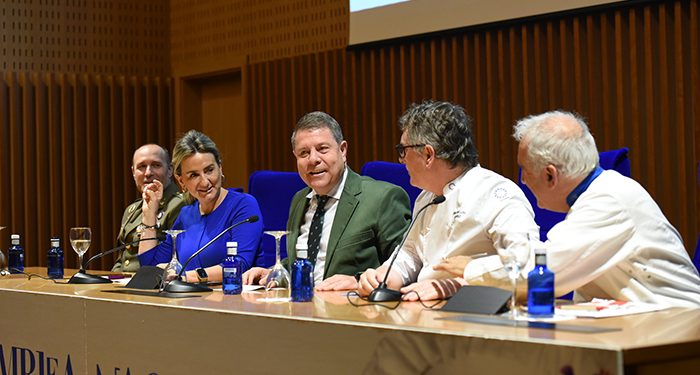 Page anima a los profesionales de la gastronomía a contribuir al crecimiento de una “marca Europa” como seña de identidad 1 El presidente regional anima a los profesionales de la gastronomía a contribuir al crecimiento de una “marca Europa” como seña de identidad