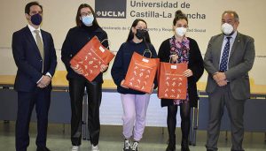 El rector de la UCLM entrega los premios a los ganadores del sorteo de la Encuesta Cultural del Campus de Cuenca