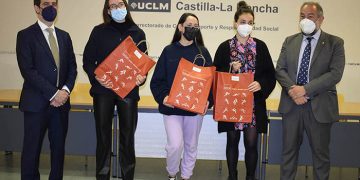 El rector de la UCLM entrega los premios a los ganadores del sorteo de la Encuesta Cultural del Campus de Cuenca