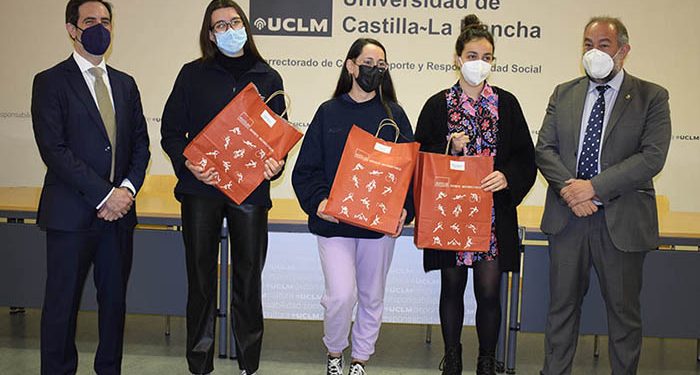 El rector de la UCLM entrega los premios a los ganadores del sorteo de la Encuesta Cultural del Campus de Cuenca