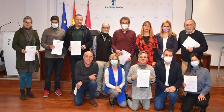 El Gobierno regional forma a 24 monitores astronómicos starlight en el CEPA Lucas Aguirre de Cuenca 1 foto certificados starlight